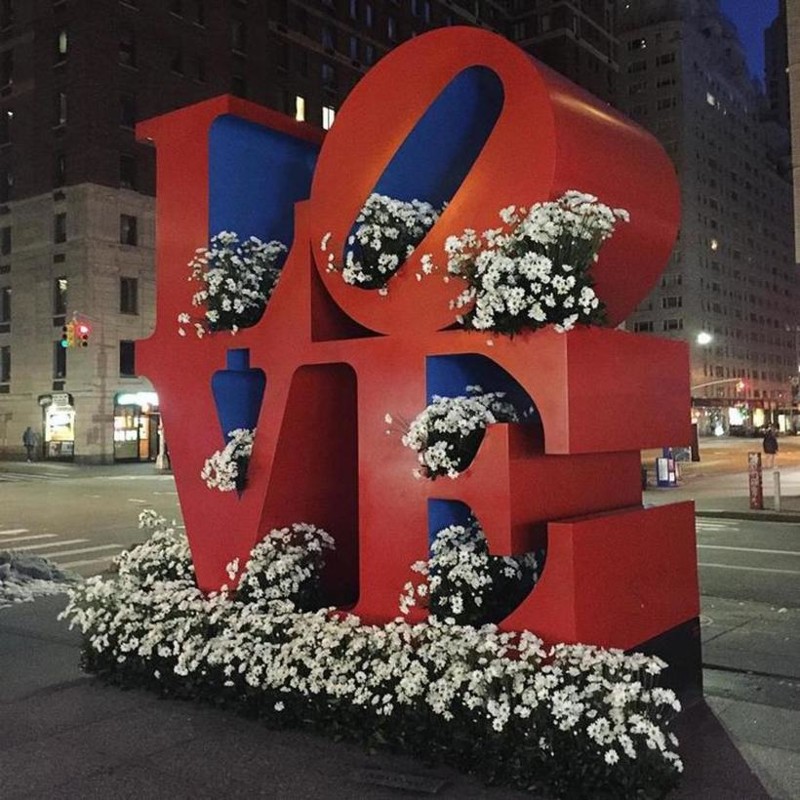 Как мусорные баки в Нью-Йорке превращаются в гигантские вазы с цветами
