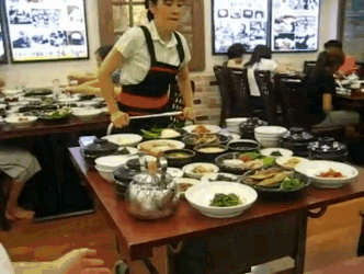 Подача блюд в корейском ресторане