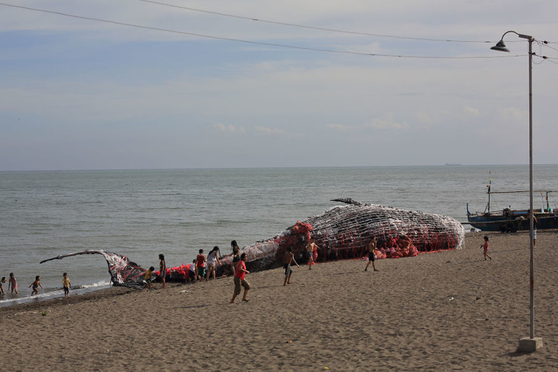 Размеры скульптуры составляют 22х3 м, она создана из пластикового мусора, выловленного в океане   