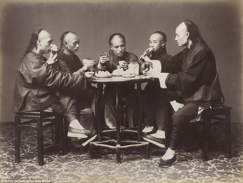 Мужчины за ужином в Гонконге, 1880 год