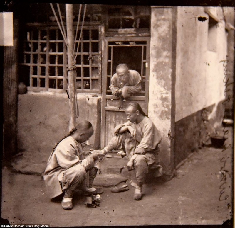Врач осматривает ногу пациента на улице Пекина, 1869 год