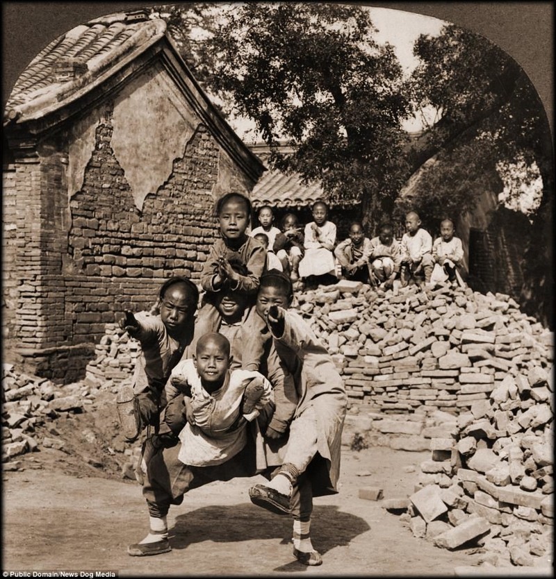 Ученики миссионерской школы изображают голову дракона, Пекин, 1902 год