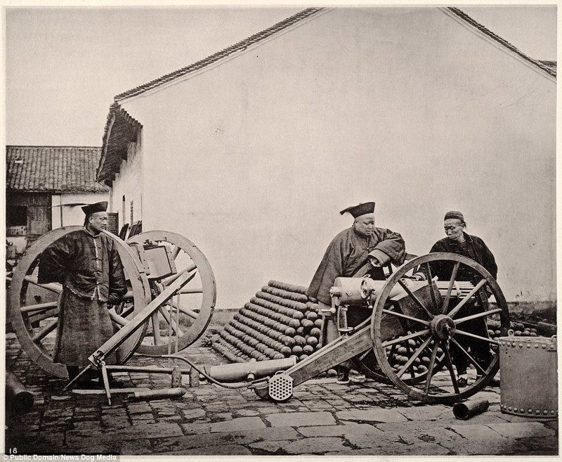 Мужчины возле пушки, Нанкин, 1872 год