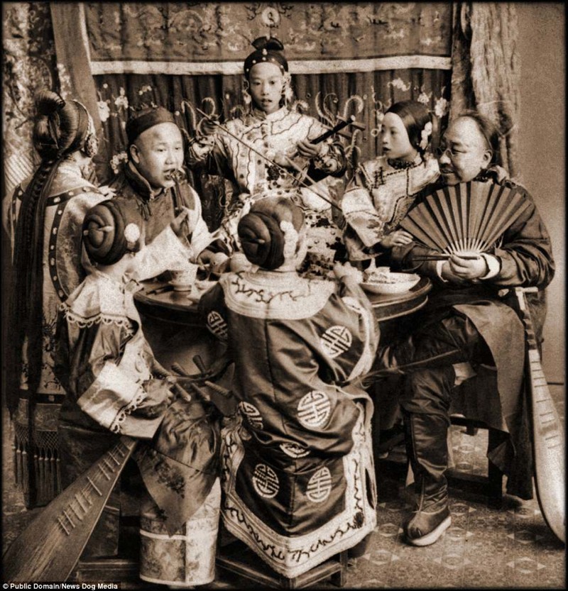Ужин богатых купцов в окружении певиц, Пекин, 1901 год