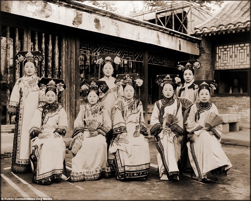 Женщины с выбеленными лицами в императорских нарядах династии Цин