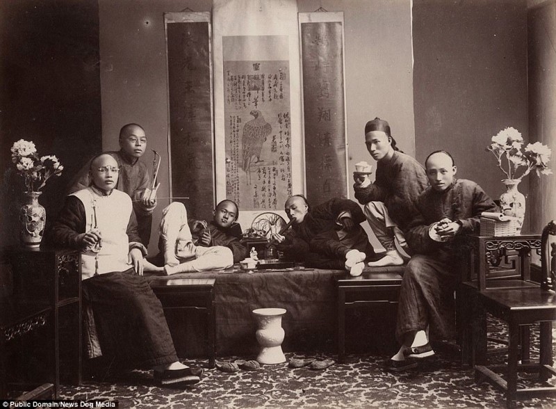 Мужчины за курением опиума, 1880 год