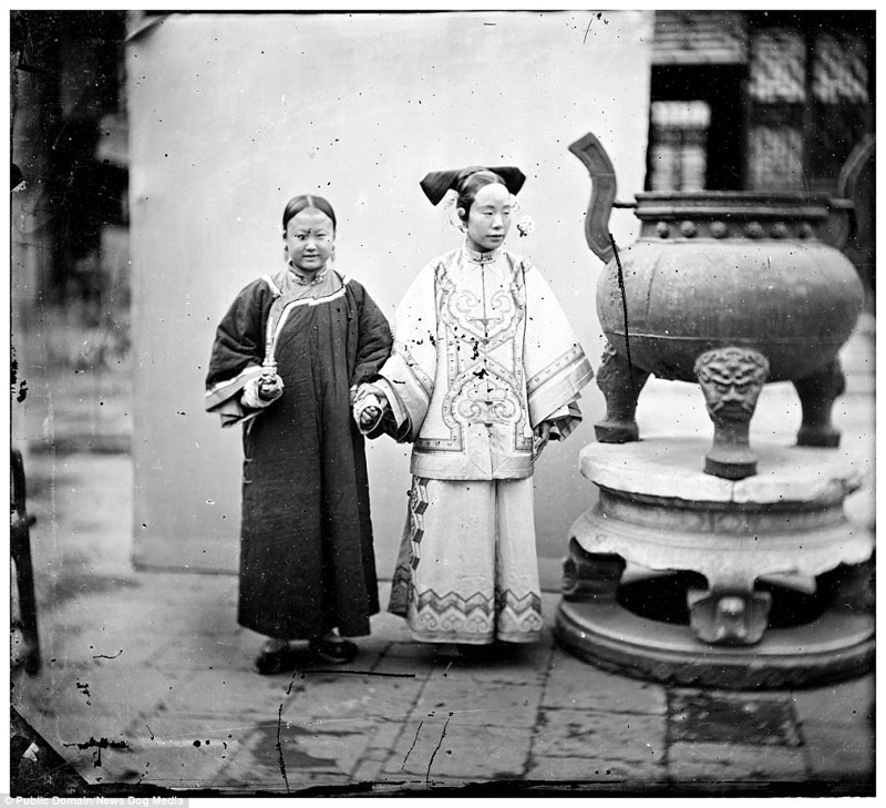 Аристократка со своей служанкой, Пекин, 1869 год