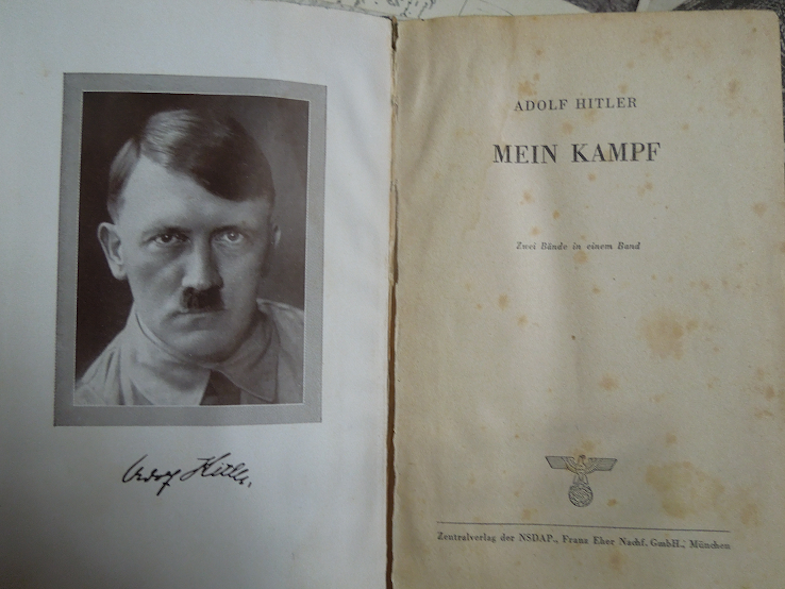 Был найден редкий экземпляр книги Адольфа Гитлера «Майн Кампф», напечатанной в 1943 году 
