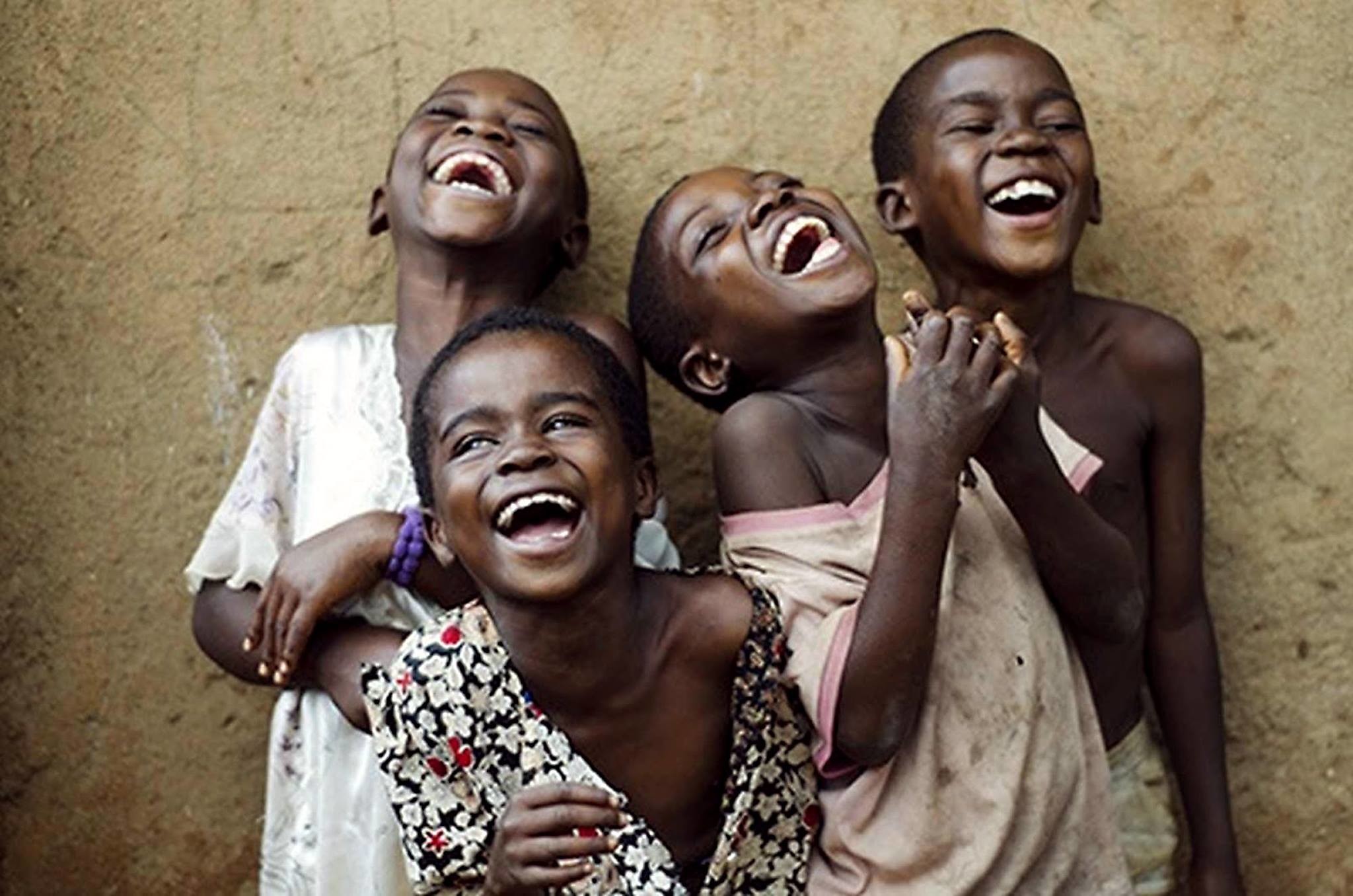 Африканские дети смеются