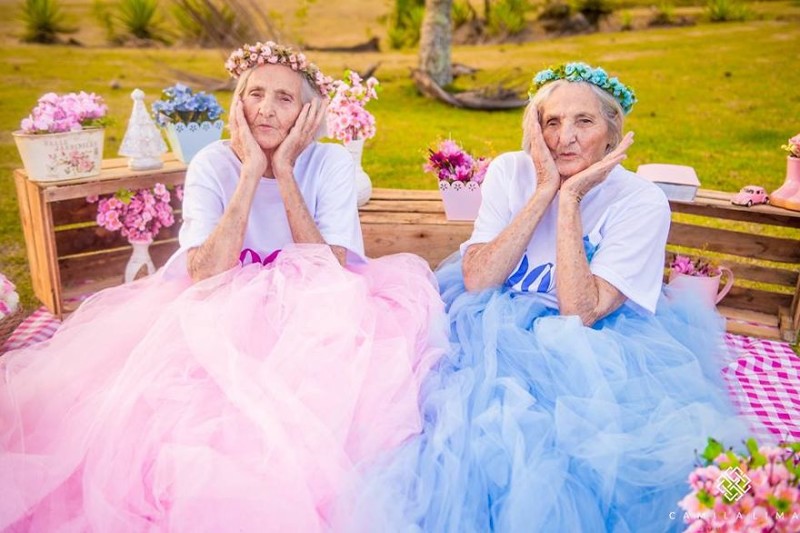 Близняшки отпраздновали свой столетний юбилей очаровательной фотосессией