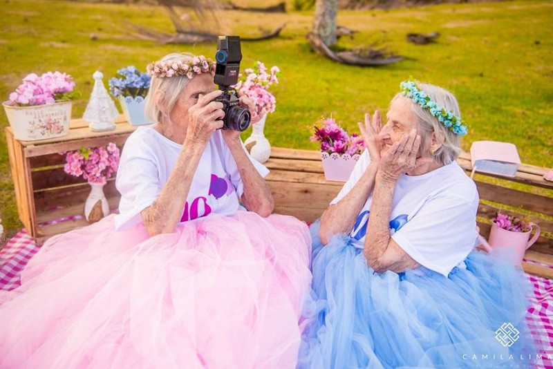 Близняшки отпраздновали свой столетний юбилей очаровательной фотосессией
