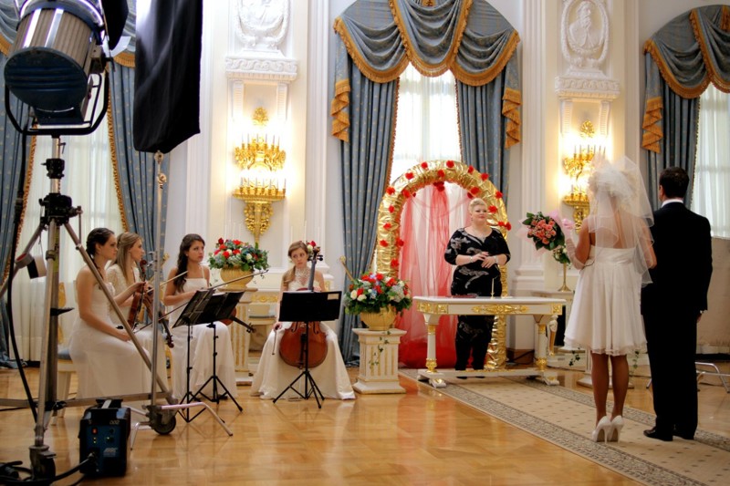 В московских загсах запретили живую музыку и лепестки цветов