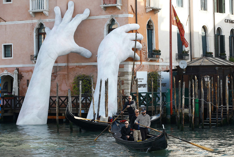 Руки из Гранд-канала. (Фото Stefano Rellandini | Reuters):