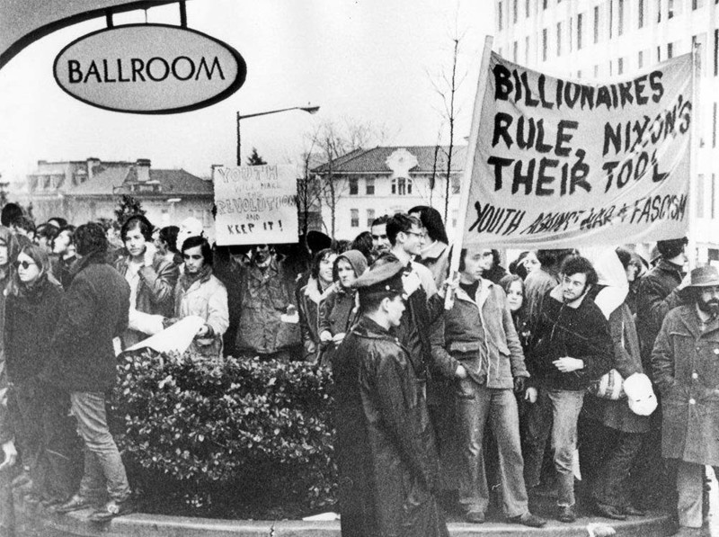 Протесты молодежи в день инаугурации Ричарда Никсона, 1969 год, Вашингтон, США Надпись на плакате: “Миллиардеры правят, Никсон их инструмент“