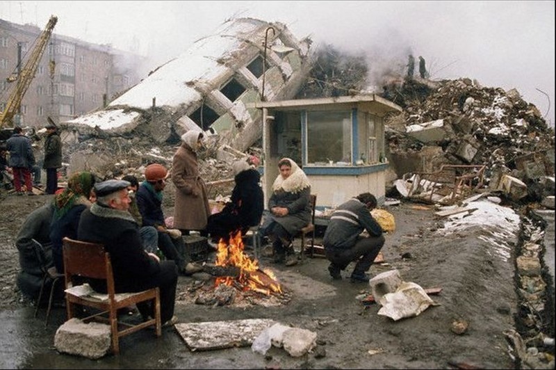  Выжившие после землетрясения в Спитаке, Армения, 1988 год.