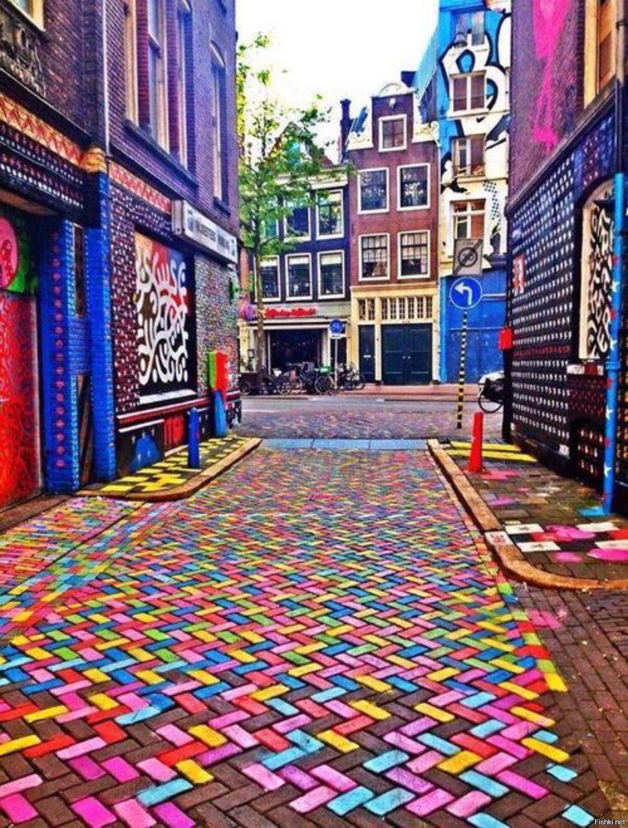 Пестрые города. Улица Ноордвал Нидерланды Амстердам. Разноцветный город. Разноцветные улицы. Улица с разноцветными домами.