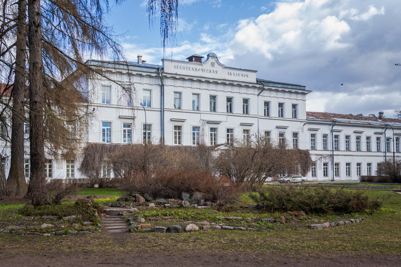 Жилые дома в историческом парке Петербурга