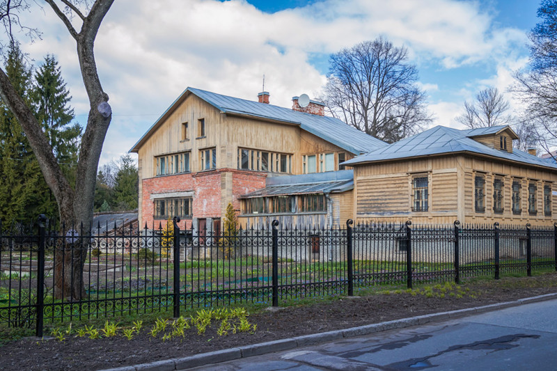 Жилые дома в историческом парке Петербурга