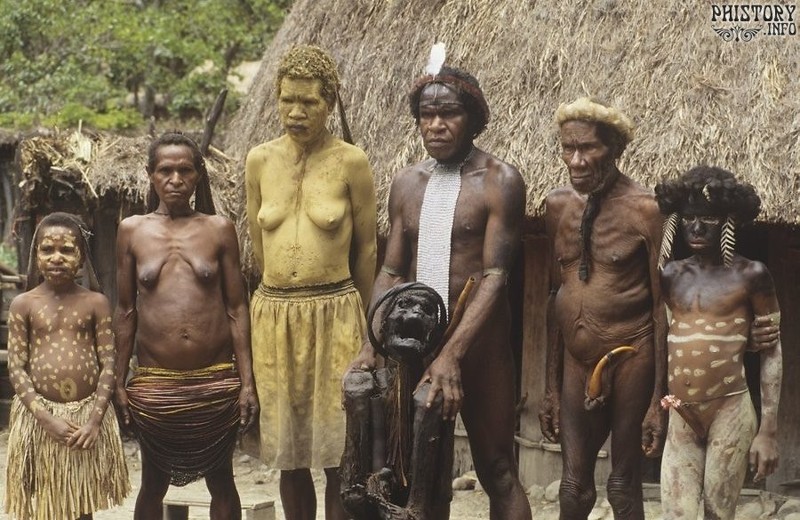 Семья индейцев племени дани из долины Балием, фотографируются с мумией соплеменника, возраст которой нескольких сотен лет. Папуа-Новая Гвинея. 1995 год.
