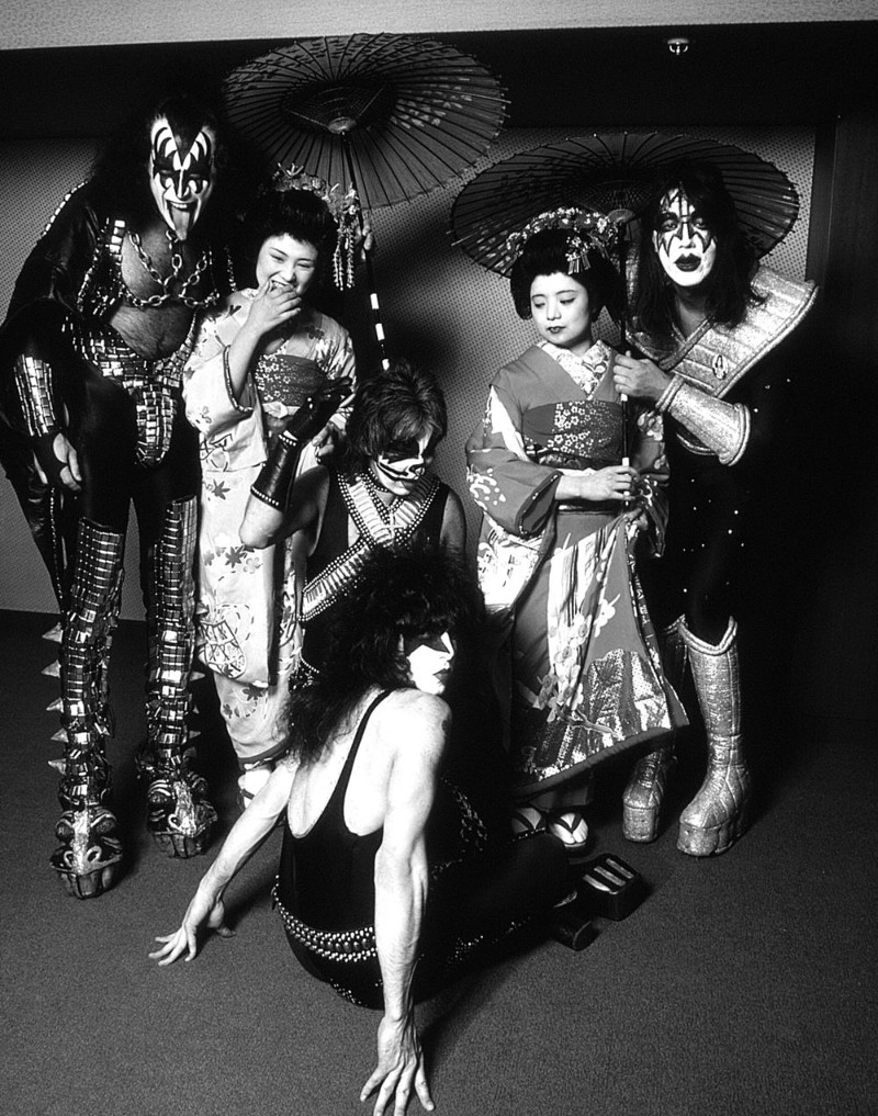 Группа «Kiss» с гейшами, 1978 год, Токио