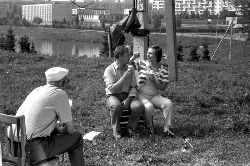 Леонида Гайдай и Леонид Куравлёв на съёмках фильма "Опасно для жизни!", 1984 год