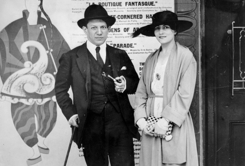Пабло Пикассо и Ольга Хохлова на фоне афиши балета «Парад». 1917 г.
