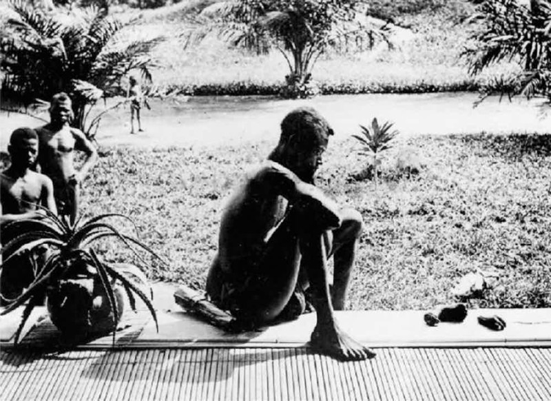 Бельгийское Конго. Мужчина смотрит на отрезанные руку и ногу своей маленькой дочери.