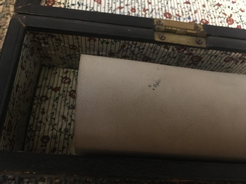 Мужчина неожиданно нашел семейную реликвию в старой коробке