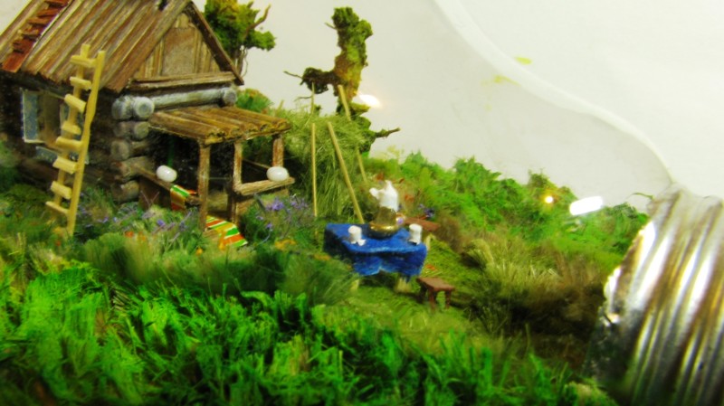 Вторая моя миниатюра в лампочке "Домик в деревне"