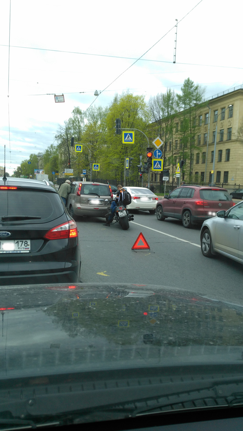 Мотоциклист въехал на светофоре в стоячий АВТО