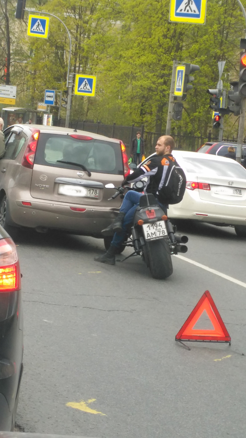 Мотоциклист въехал на светофоре в стоячий АВТО