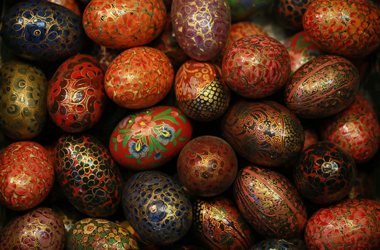 Они всей страной красят яйца на Пасху