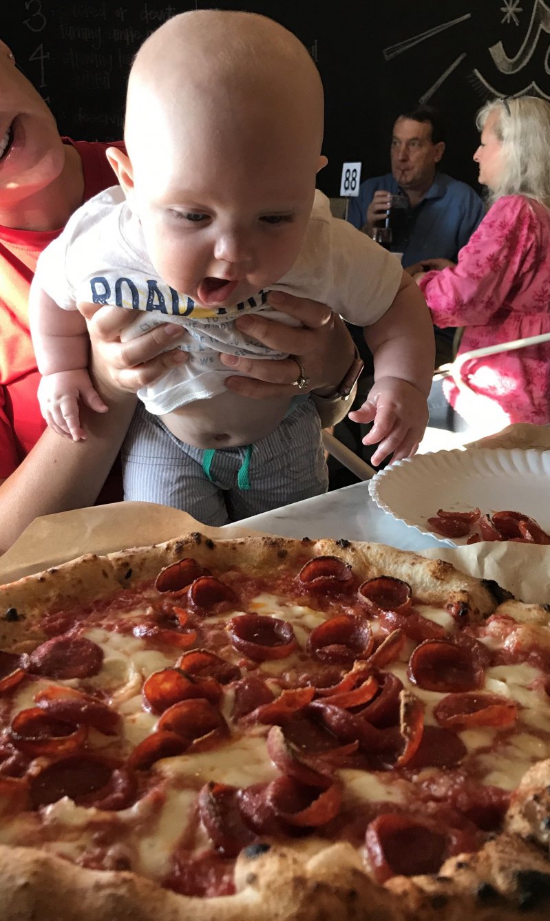 Малыш впервые видит пиццу 