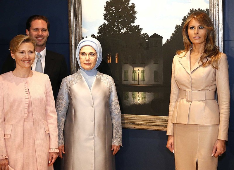 Муж премьер-министра Люксембурга позировал на фото в рядах жён лидеров стран НАТО