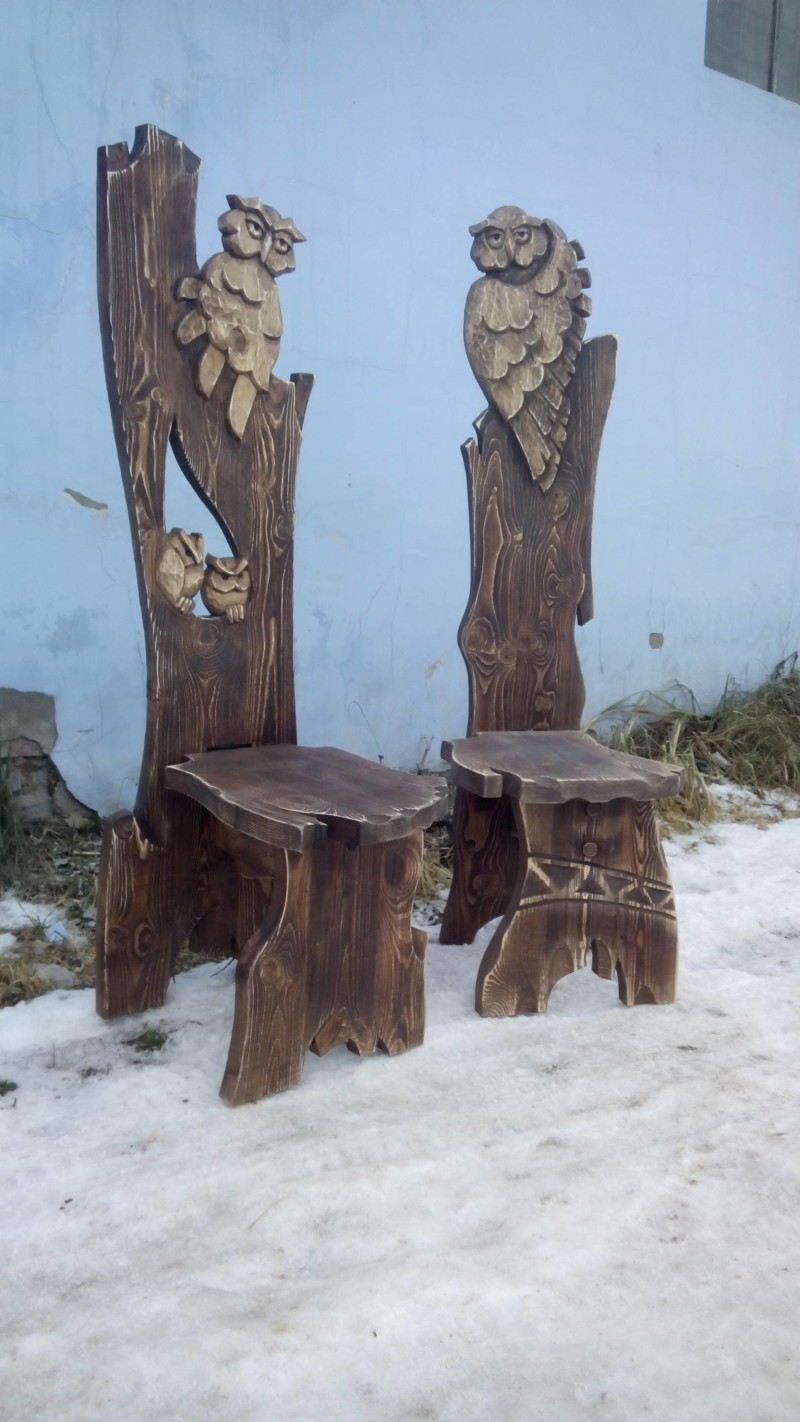Резные стулья и изделия из древесины.