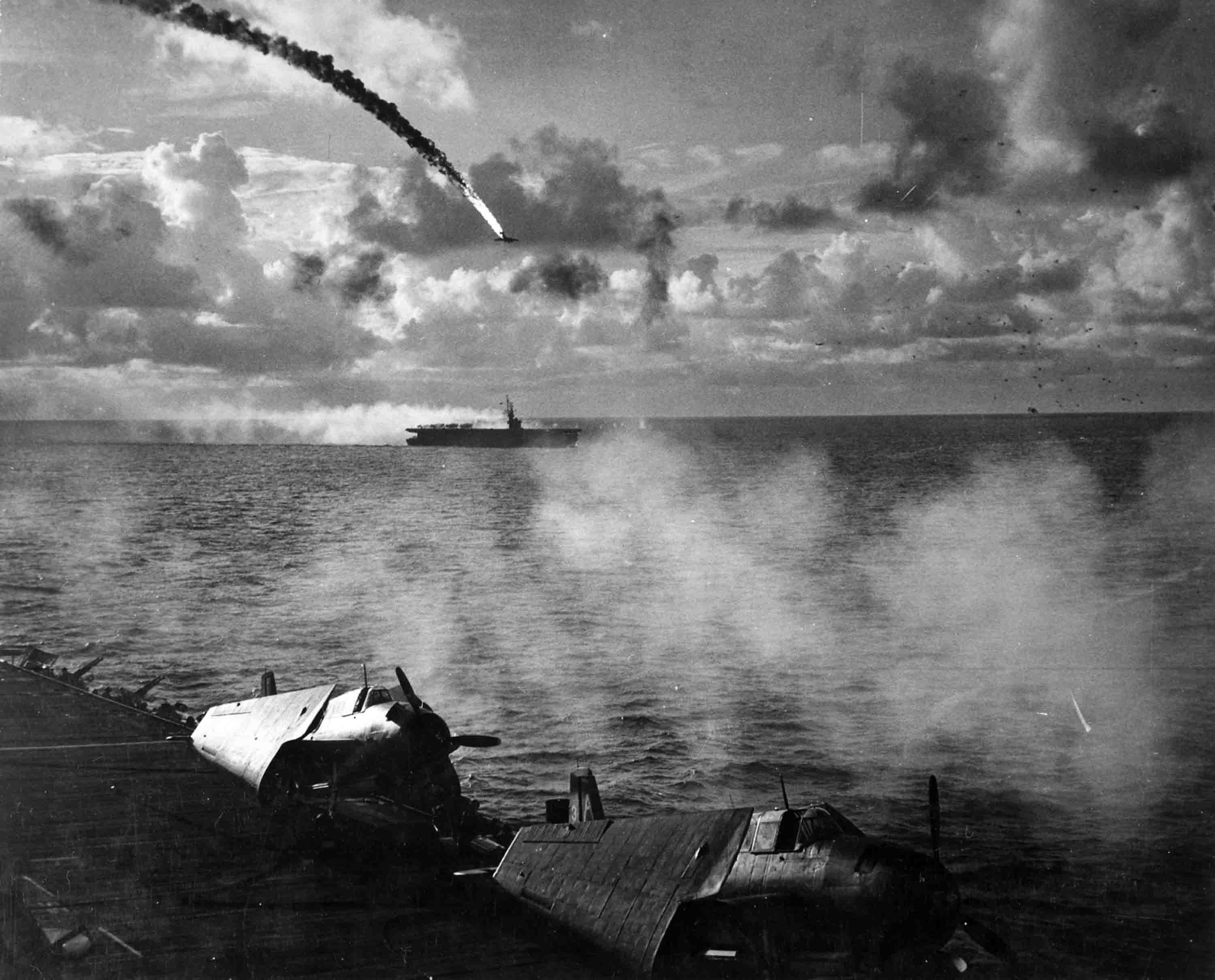 Тихий океан про войну. Атака камикадзе на авианосец 1944. Камикадзе 1941. Тихий океан 1941.