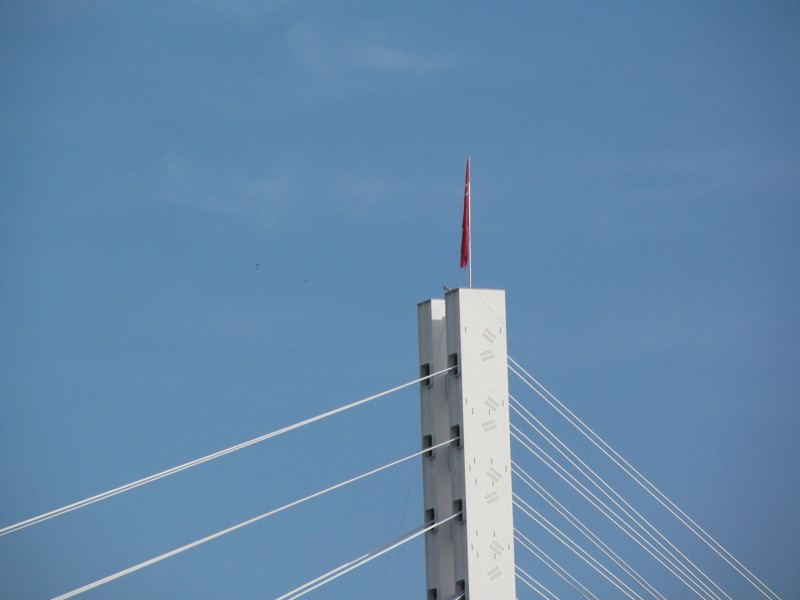 На самом верху моста - Знамя Победы, красное, с серпом и молотом.