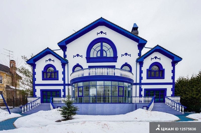 Расписанный под гжель дом в Мытищах с колоритным интерьером за 300 миллионов рублей