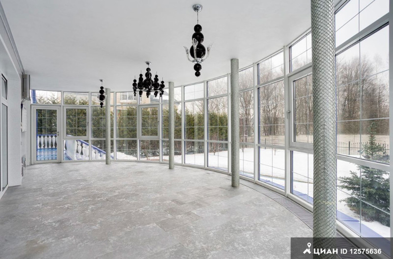 Расписанный под гжель дом в Мытищах с колоритным интерьером за 300 миллионов рублей
