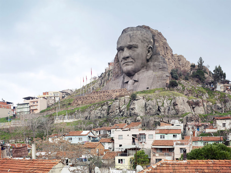 Барельеф Ататюрка, 40 метров. Измир, Турция, 2009 год