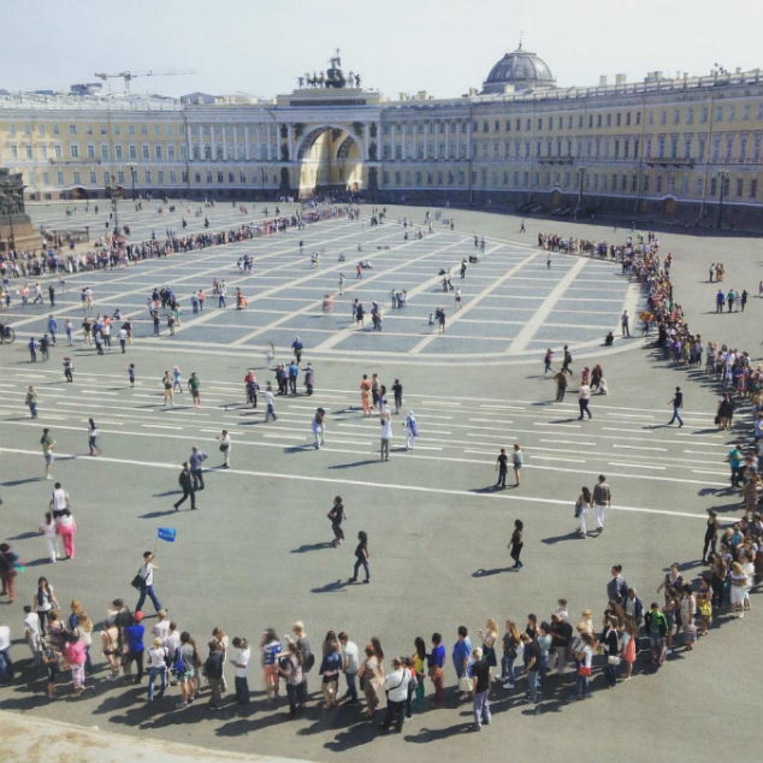 Питер бесплатное посещение. Санкт-Петербург очередь в Эрмитаж. Очередь в Эрмитаж 2023. Большая очередь в Эрмитаж. Очередь в Эрмитаж 2022.