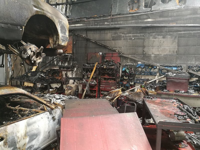 Сгорели как минимум 7 клиентских автомобилей, в том числе классический Ford Escort Cosworth и несколько Ниссанов из линейки GT-R. Пожар уничтожил практически все оборудование мастерской.