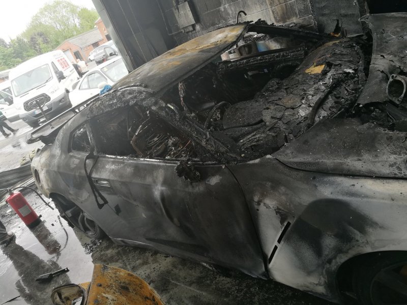 В Англии сгорела автомастерская с несколькими спорткарами Nissan