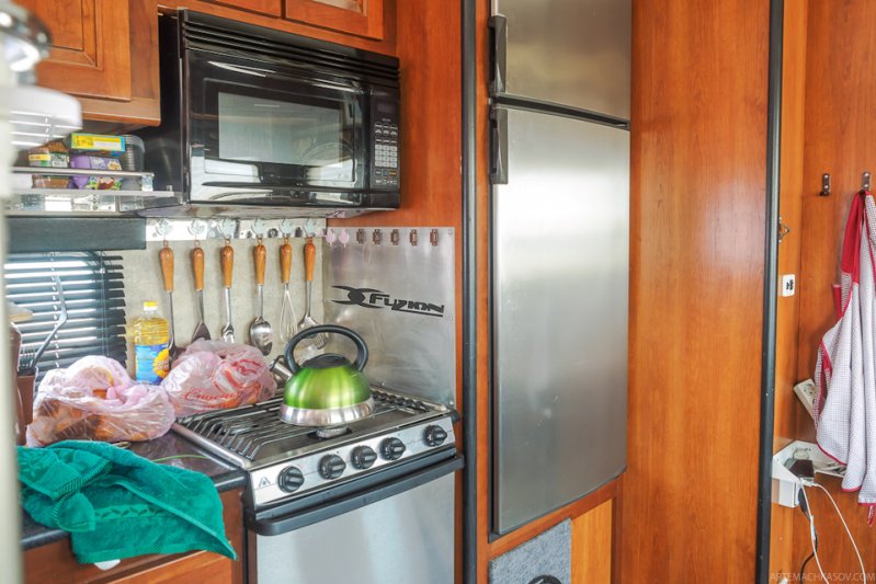 Гостиная объединена с полноценной кухней. Газовая плита, микроволновка, посудомоечная машина, большой холодильник, раковина и так далее.