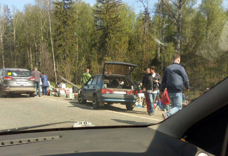 Во Владимирской области водители растаскивали пиво из перевернувшейся фуры