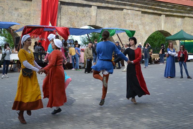 В средневековье танец всегда был атрибутом праздника и веселья