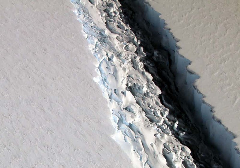 Гигантский ледяной рифт беспокоит ученых