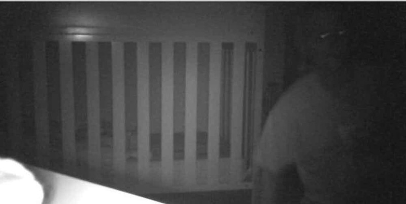 На камеру слежения за спящим ребенком попал незнакомец