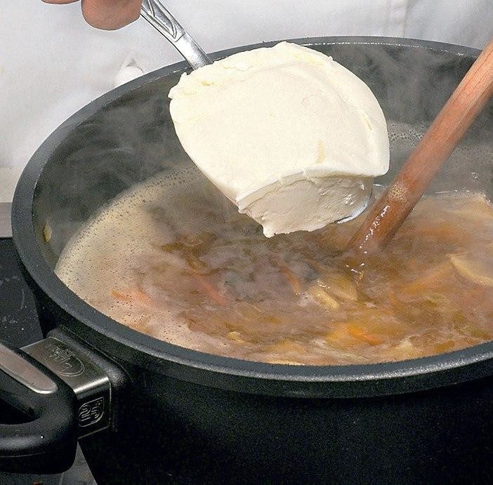 Шампиньоны кладут в кипящую воду или нет. Какой сыр добавляют в сырный суп. Когда класть картошку в суп. Когда добавить мягкий сыр в суп.
