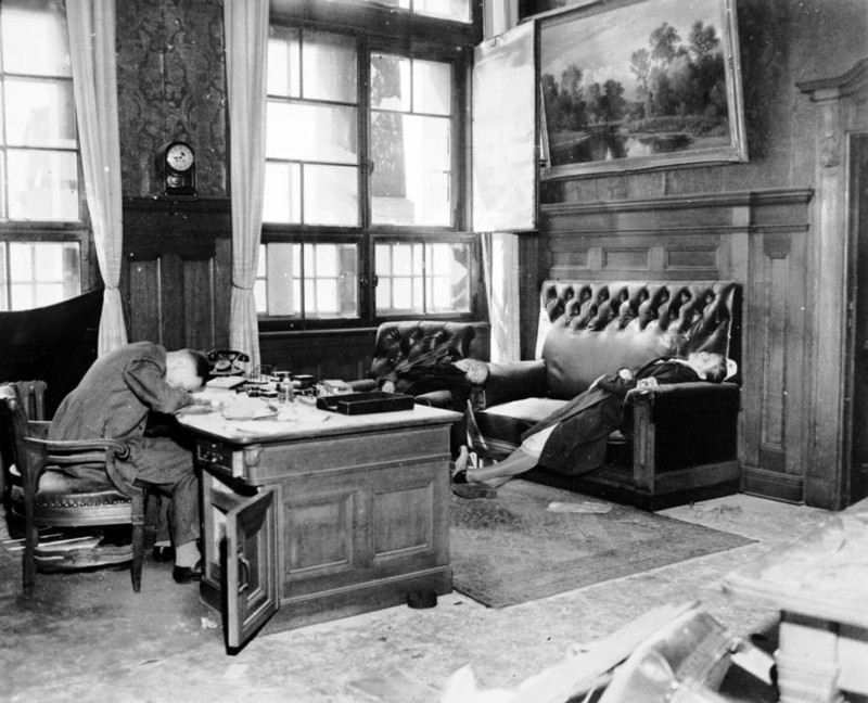 33. Бургомистр Лейпцига покончил с собой на рабочем месте, опасаясь возмездия, 1945 г.